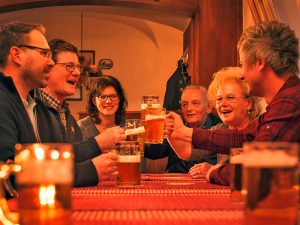 Fröhliches Beisammensein mit einem Glas Bier.