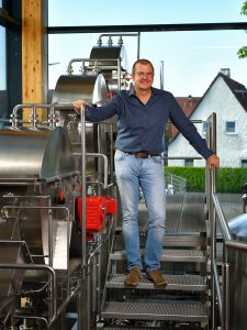 Brauereibesitzer Dominik Eichhorn und seine "Nessie".